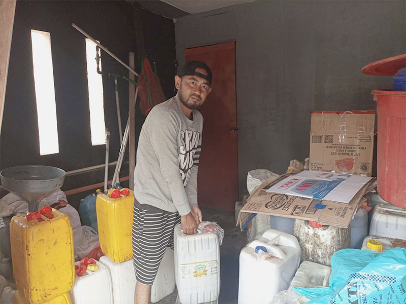 Dirut Bank Jatah Riau (BJR), Habibi menunjukkan jelantah yang dikumpulkan, Selasa (23/8/2023).