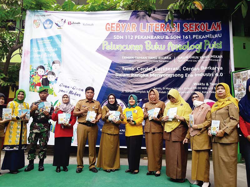 FOTO BERSAMA: Kepala Disdik Kota Pekanbaru Abdul Jamal foto bersama usai acara Gebyar Literasi SDN 112 Pekanbaru dan SDN 161 Pekanbaru dan peluncuran buku, Antologi Puisi yang berlangsung di Pekanbaru, Senin (9/3/2020).(SND 112 PEKANBARU FOR RIAU POS)