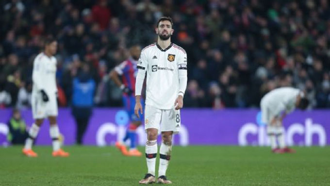 Kapten Manchester United Bruno Fernandes terlihat lemas setelah kemenangan yang sudah di depan mata dibuyarkan winger Crystal Palace Michael Olise yang mencetak gol lewat tendangan bebas di injury time dalam lanjutan Liga Premier Inggris di Sellhurst Park
