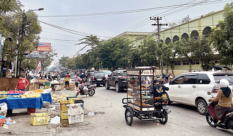 Kemacetan lalu lintas di lokasi pasar tumpah, Jalan Ahmad Yani, Rabu (1/11/2023) pagi.