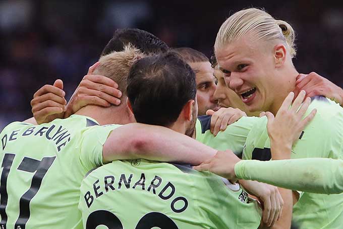 Para pemain Manchester City melakukan selebrasi usai mencetak gol ke gawang Aston Villa dalam lanjutan Liga Inggris, Ahad (4/9/2022).