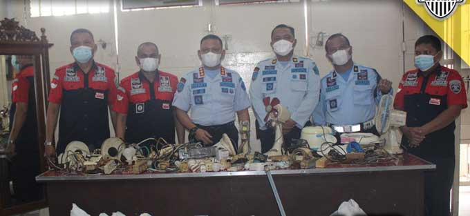 Pihak Lembaga Pemasyarakatan (LP) Kelas IIA Pekanbaru menunjukkan hasil razia instalasi listrik liar dari kamar-kamar warga binaan, Sabtu (11/9/2021).