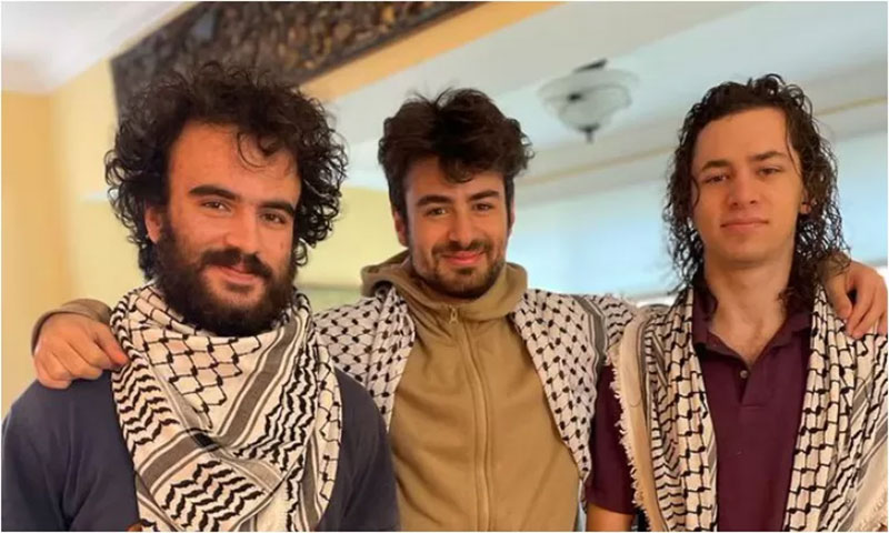 Tiga Pemuda Palestina menggunakan keffiyeh yang menjadi korban penembakan di Amerika Serikat.