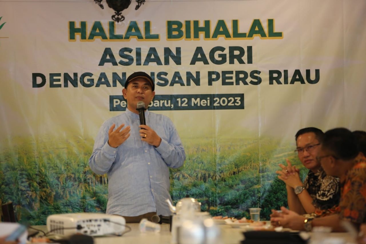 Ketua PWI Riau Zulmansyah Sekedang, Jumat (12/5/2023) memberi sambutan sekaligus mengapresiasi pola kemitraan Asian Agri dengan petani plasma dan swadaya yang telah sukses melakukan penanaman kembali (replanting) kebun sawit yang habis masa produktifnya.