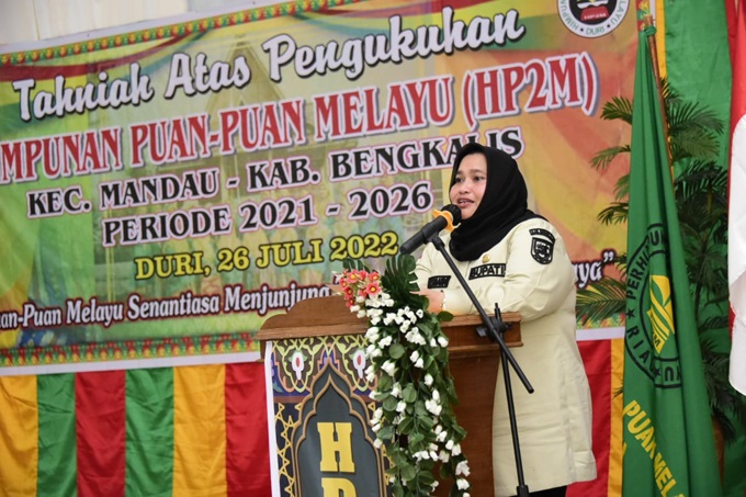 Bupati Bengkalis Kasmarni menyampaikan sambutan dalam pengukuhan Himpunan Puan Puan Melayu Kecamatan Mandau periode 2021-2026Â  di Gedung Balai Adat Melayu Jalan Hang Tuah Kecamatan Mandau, Selasa (26/72022).