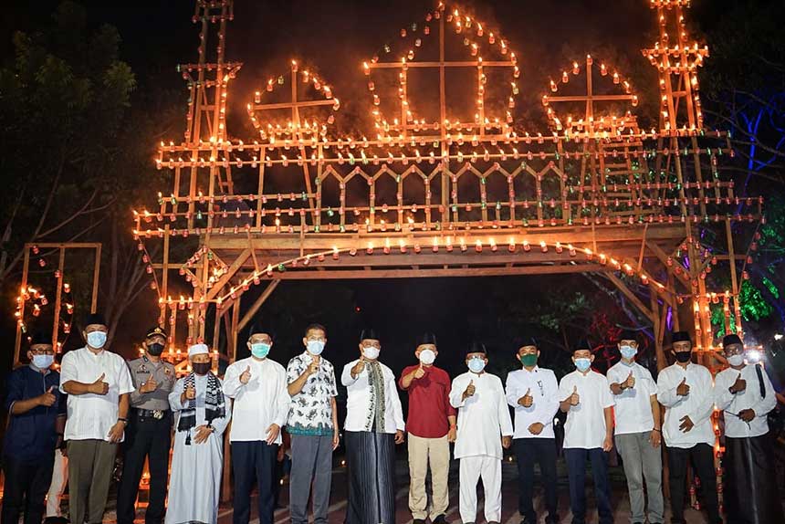 Wakil Bupati Kabupaten Kepulauan Meranti H Asmar beserta jajaran, tokoh masyarakat foto bersama usai membuka Festival Lampu Colok di Jalan Dorak Kecamatan Tebingtinggi, Sabtu (8/5/2021) malam.