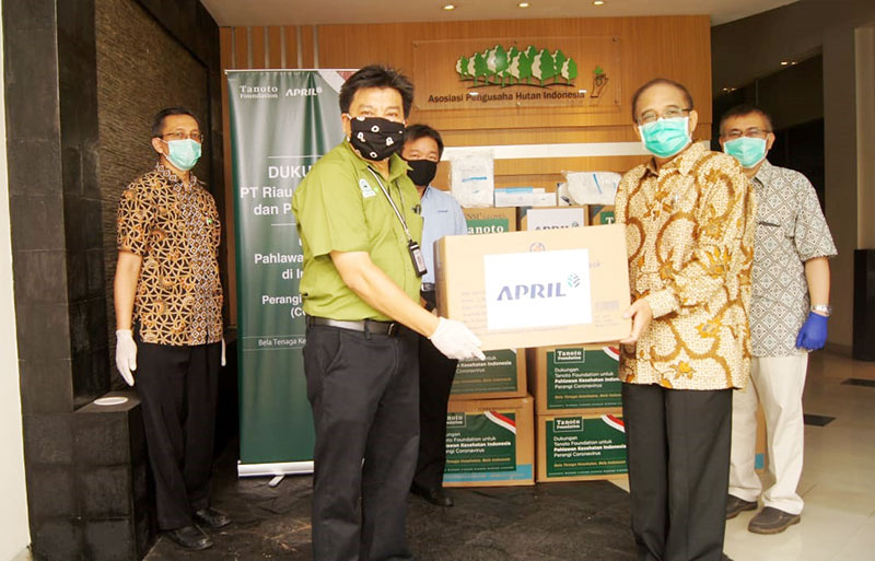 Direktur Utama PT Riau Andalan Pulp and Paper, Sihol Aritonang (kiri), menyerahkan bantuan penanganan pencegahan Covid-19 kepada Ketua Umum Asosiasi Pengusaha Hutan Indonesia (APHI) Indroyono Soesilo, Selasa (21/4/2020) di Jakarta. (RAPP FOR RIAUPOS.CO)
