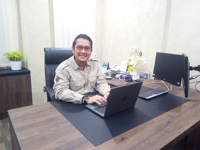 Pimpinan Cabang BRI Tuanku Tambusai Heirlan Faisyal saat memberikan keterangan resmi terkait edukasi terhadap kejahatan siber di ruang kerjanya, Kamis (19/1/2023).