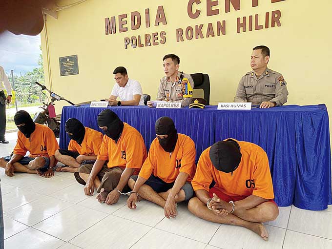 Kapolres Rohil AKBP Andrian Pramudianto SH SIK MSI didampingi Kasi Humas AKP Juliandi SH (kanan) menyampaikan press release pengungkapan kasus pembunuhan yang melibatkan lima tersangka di aula media center Polres Rohil di Ujung Tanjung, Senin (20/2/2023).