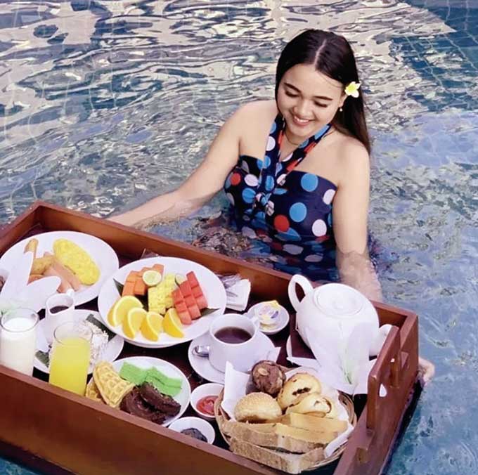 Suasana sarapan pagi di dalam kolam renang yang kini jadi gaya staycation di hotel berbintang.