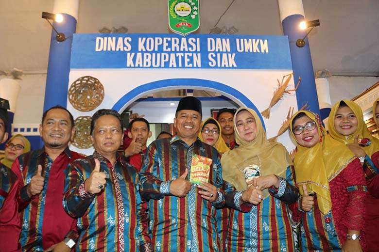 BUKA SULUK: Bupati Siak Drs H Alfedri MSi membuka ibadah suluk di Rumah Suluk Darul Ridho Kampung Dayun, Kecamatan Dayun, Ahad (14/7/2019.