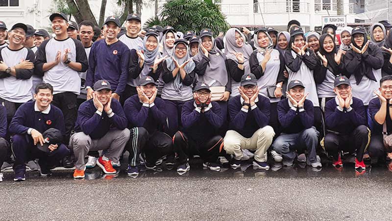 Ceria: Bupati Rohil H Suyatno AMp bersama jajaran Bawaslu, penyelenggara pemilu dan Forkopimda, foto dengan ekspresi ceria. Hal itu mengisyaratkan sebagai dukungan bahwa pesta demorasi harus diwarnai dengan kegembiraan dan semangat yang optimis, usai apel