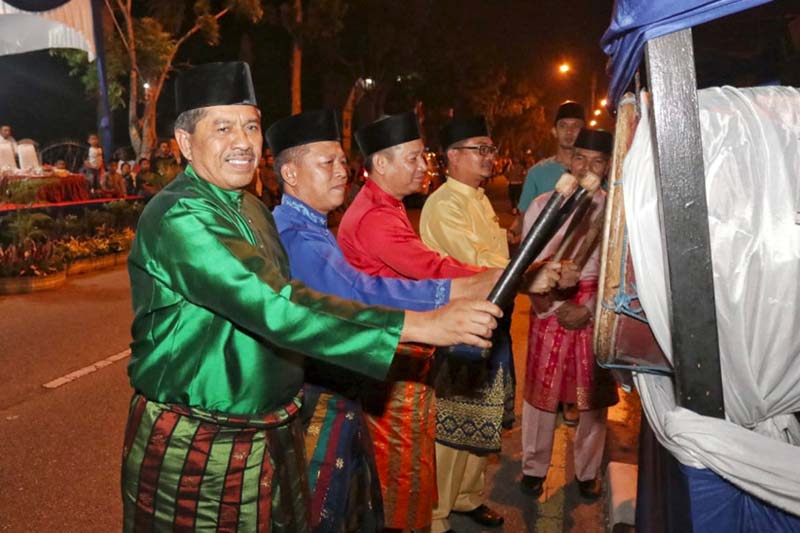 PUKUL BEDUG:  Bupati Siak Drs H Alfedri didampingi Ketua DPRD Siak Indra Gunawan memukul beduk melepas peserta pawai takbiran Hari Raya Iduladha di Jalan Raja Kecik depan kompleks kediaman Abdi Praja, Sabtu malam (10/8/2019).