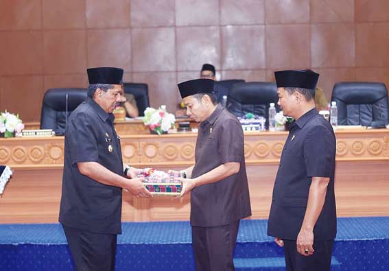 SERAHKAN LAPORAN: Wakil Bupati Siak Drs H Alfedri MSi menyerahkan laporan nota keuangan RAPBD-P tahun 2018 kepada Ketua DPRD Siak dalam sidang paripurna DPRD Siak, Senin (24/9/2018).