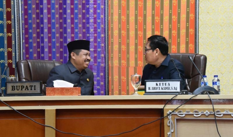 BERBINCANG: Bupati Bengkalis Amril Mukminin berbincang dengan Ketua DPRD Kabupaten Bengkalis H Abdul Kadir dalam sidang paripurna, Selasa (18/6/2019).