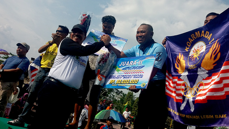 Serahkan Hadiah: Bupati Siak Alfedri menyerahkan hadiah kepada pemenang lomba Siak Serindit Boat Race III di halaman Siak Bermadah, ahad (17/11/2019).