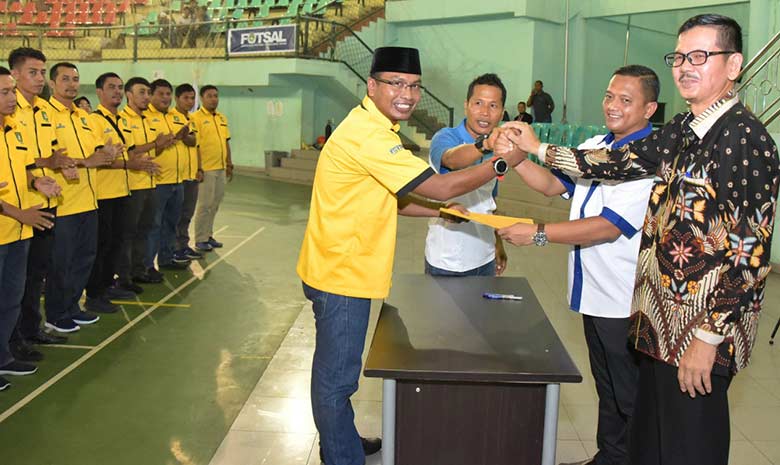 SALAM KOMANDO: Ketua Asosiasi Futsal Kabupaten (AFK) Bengkalis periode 2019-2023Â  Syahrial salam komando dengan Ketua PSSI Bengkalis Indra Gunawan Eet, Ketua Asosiasi Futsal Provinsi Zulfan Ismaini dan Staf Ahli Bupati H Indra Gunawan, Jumat malam (23/8/