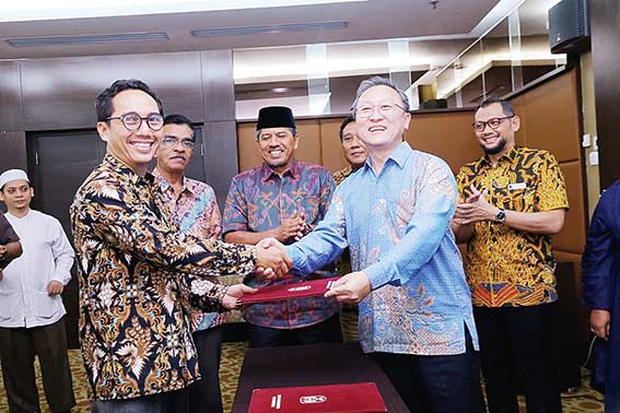 SAKSIKAN MOU: Wakil Bupati Siak Drs H Alfedri MSi menyaksikan penandatanganan MoU pengembangan wilayah pelabuhan antara PT Samudera Siak dengan investor asal Malaysia BGMC Legacy SDN di Pekanbaru, Kamis (31/1/2019). (humas pemkab siak)