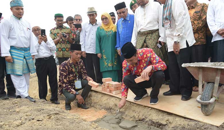 BATU PERTAMA: Gubernur RIau H Syamsuar saat melakukan peletakan batu pertama pembangunan Universitas Yatim Asean di Jalan Garuda Sakti KM 12 Kampar, Sabtu (24/8/2019).soleh saputra/riau pos