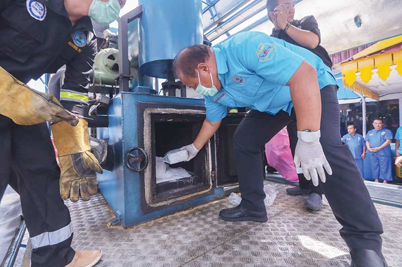 Pemusnahan: PLH Kepala BNN Riau Haldun melakukan memasukkan sabu ke dalam mesin incinerator saat dilakukan pemusnahan sebanyak 13 kg lebih sabu di kantor BNNP Jalan Pepaya Pekanbaru, Selasa (30/4/2019).