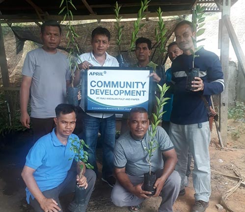 BANTUAN: Kelompok Tani Air Terjun, Desa Teluk Paman Timur, Kecamatan Kampar Kiri, Kabupaten Kampar, menerima bantuan bibit jeruk manis sebanyak 1.700 batang dari program Community Development (CD PT RAPP, baru-baru ini.