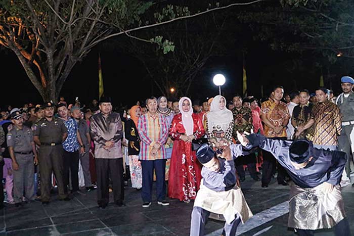 PERPISAHAN: Gubernur Riau Drs H Syamsuar MSI yang juga mantan Bupati Siak bersama istri dengan didampingi Plt Bupati Siak Drs H Alfedri saat menghadiri malam perpisahan dengan ribuan masyarakat Siak di lapangan Tengku Mahratu, Ahad (24/2/219). (eka gusma