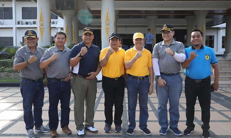 FORO BERSAMA: Gubernur Riau syamsuar di dampingi Bupati rohul H Sukiman dan forkopindo Rohul foto bersama usai mekakukan kunjungan kerja di halaman kantor bupati, baru-baru ini