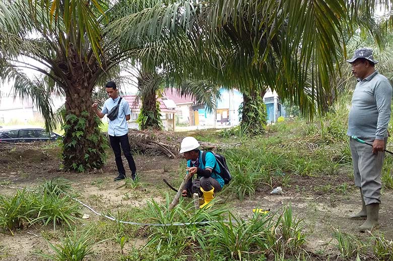 UKUR: Petugas proyek sedang melakukan pengukuran untuk pembuatan tower sutet  di samping area Perumahan Graha Pasir Putih Permai, Jalan Melati, Lintas Timur, Dusun I Desa Baru, Kecamatan Siak Hulu, Kabupaten Kampar, Sabtu (24/8/2019).DOFI ISKANDAR/riau po