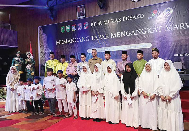Direktur PT BSP Iskandar bersama para tokoh dan tamu undangan foto dengan anak yatim dalam perayaan HUT ke-22 PT BSP di Hotel Premiere Pekanbaru, Senin (30/10/2023).