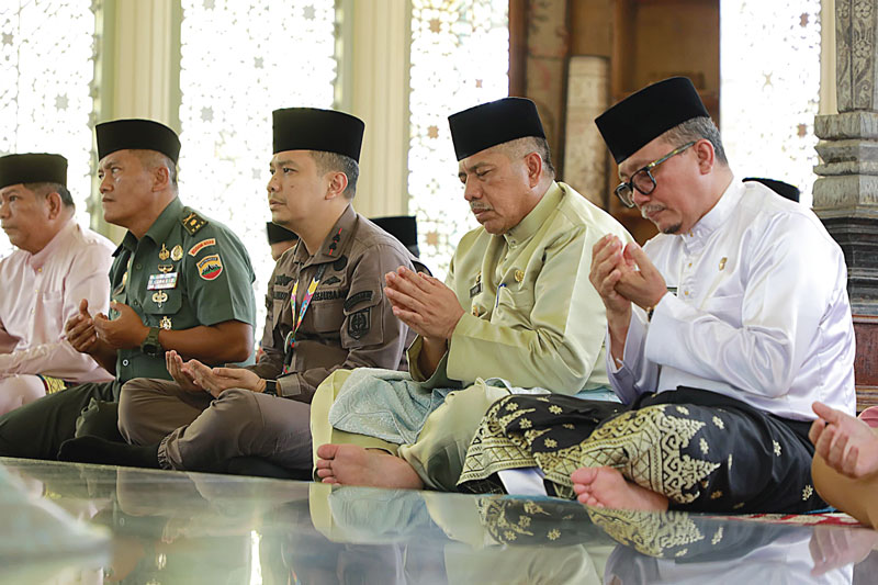 Bupati Siak Alfedri berdoa di makam sultan bersama Sekda Arfan Usman, Kajari Tri Anggoro Mukti, Rabu (11/10/2023).