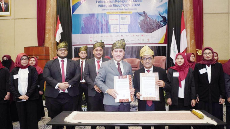 Ketua Umum ARSSI Pusat drg Iing Ichsan Hanafi MARS MH (empat kanan) foto bersama Ketua ARSSI Cabang Riau periode 2023-2026 dr Desvavri MPH (tiga kanan) saat menyerahkan SK usai pelantikan pengurus ARSSI Cabang Riau di Pekanbaru, Ahad (3/9/2023).