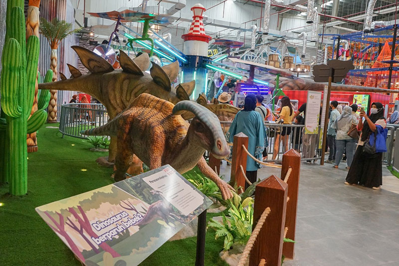 Aktivitas warga di wahana Funworld Adventure di Mal Living World Pekanbaru, Sabtu (21/1/2023).