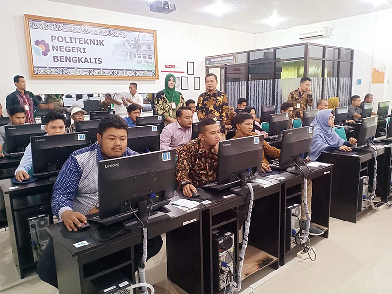 TES: Pelamar Panitia Pemilihan Kecamatan (PPK) Kabupaten Bengkalis mengikuti tes tertulis secara komputerisasi atau computer assisted test (CAT), Kamis (30/1/2020). (erwan sani/riau pos)