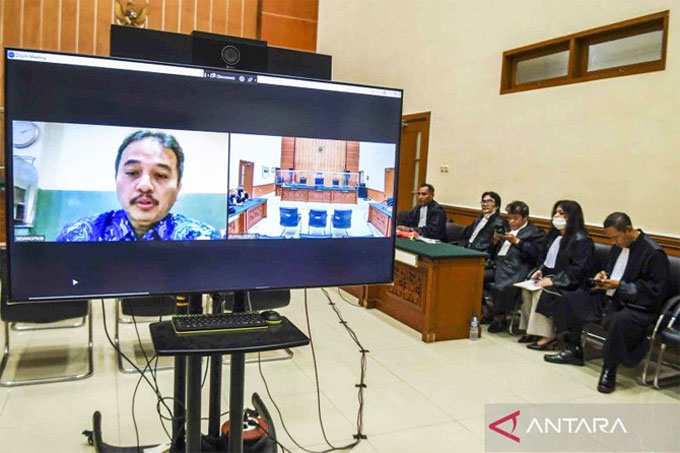 Terdakwa mantan Menteri Pemuda dan Olahraga Roy Suryo menjalani sidang putusan yang berlangsung secara daring di Pengadilan Negeri Jakarta Barat, Jakarta, Rabu (28/12/2022).