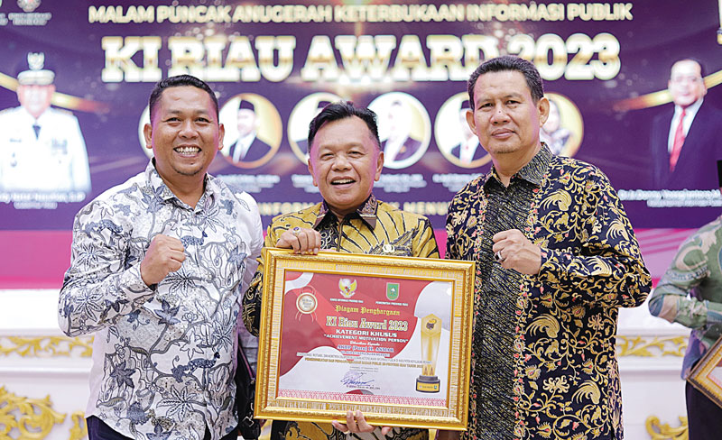 Dari kiri, Kadiskominfotiks Kepulauan Meranti FebriadiÂ SSi Apt, Plt Bupati Kepulauan Meranti AKBP (Purn) H Asmar dan Kabid Komunikasi dan Informasi Publik Diskominfotik Meranti Dody hamdani SSos usai menerima penghargaan Anugerah Keterbukaan Informasi Pu
