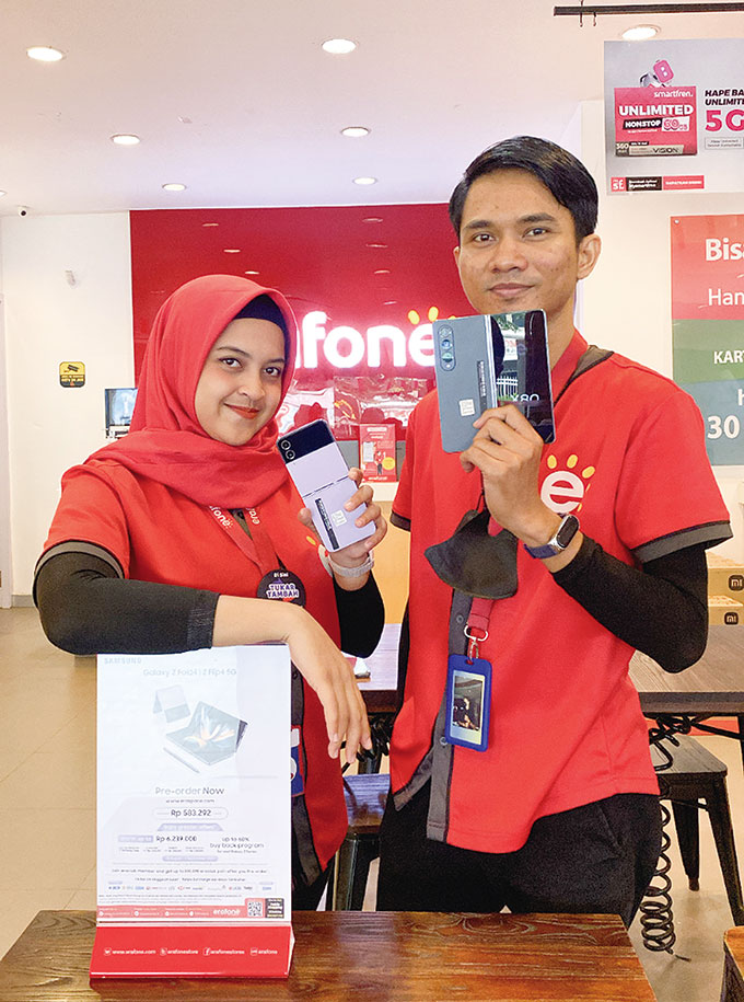 Karyawan Erafone Sudirman menunjukkan dua produk Samsung Galaxy yaitu Z Fold dan Z Flip.