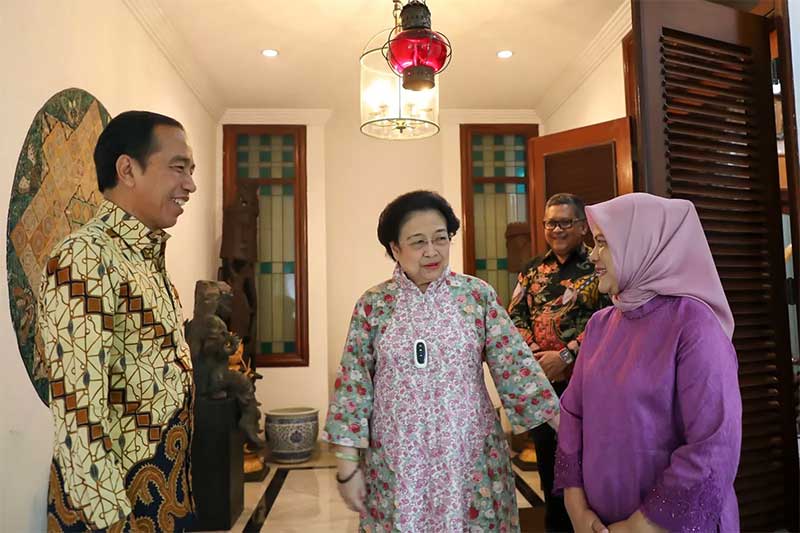 Presiden Jokowi bersama Ibu Negara Iriana Jokowi berbincang bersama Ketum DPP PDIP Megawati Soekarnoputri di Jalan Teuku Umar, Menteng, Jakarta Pusat, beberapa waktu lalu.