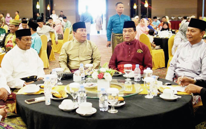 Bupati Rohul H Sukiman didampingi Wabup Rohul H Indra Gunawan duduk bersama dengan para tokoh masyarakat Rohul di Pekanbaru dalam acara halalbihalal pemkab bersama Himpunan Keluarga Rokan Hulu di Hotel Pangeran Pekanbaru, Ahad (21/5/2023).