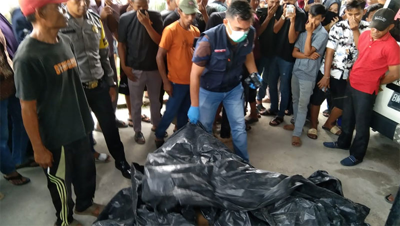 Tim Inafis Polres Kampar sedang mengindentifikasi mayat Haikal Azzikri (19) yang ditemukan warga di Sungai Kampar di Dusun Santul, Desa Sungai Jalau, Kecamatan Kampar Utara, Kabupaten Kampar, Sabtu (19/8/2023).