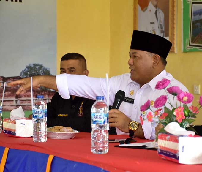 Sekretaris Daerah Kabupaten Kampar Drs Yusri MSi memimpin rapat persiapan penyelenggaraan Tour de Muara Takus 2022 di Aula Kantor Camat XIII Koto Kampar, Kamis (27/10/2022).