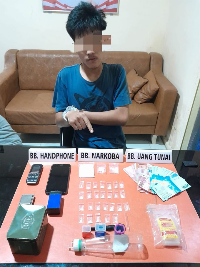 Satnarkoba Polres Kampar berhasil mengamankan diduga bandar narkoba jenis sabu-sabu di rumahnya di Desa Karya Indah, Kecamatan Tapung, Kabupaten Kampar, Selasa (24/1/2023).