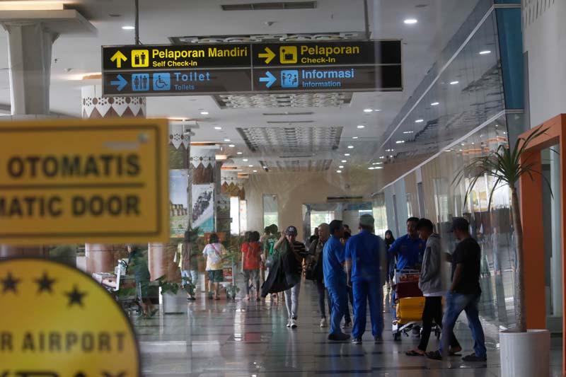 Calon penumpang berjalan menuju ruang keberangkatan di Bandara Sultan Syarif Kasim II Pekanbaru, Selasa (26/12/2023).