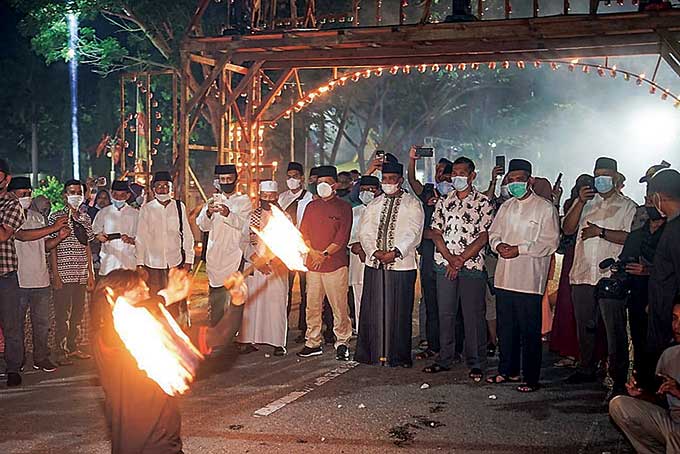 Festival lampu colok yang dibuka oleh Wakil Bupati Kepulauan Meranti H Asmar (kemeja merah) didampingi jajaran pada 2021 lalu di Jalan Dorak, Kecamatan Tebingtinggi.