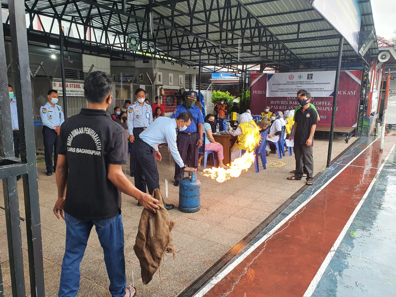 Kalapas Kelas II A Bagansiapiapi Wachid Wibowo menyaksikan petugas mengikuti instruksi damkar untuk antisipasi kebakaran dari kebocoran tabung gas, di Lapas Bagansiapiapi.