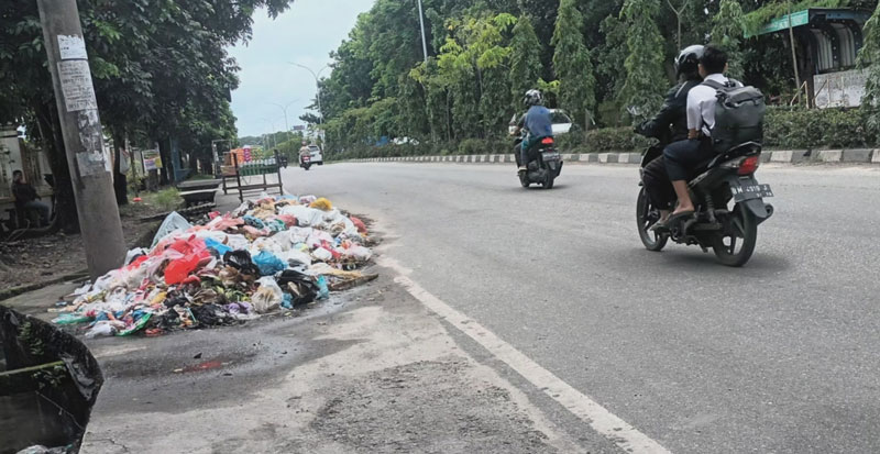 Tumpukan sampah di Jalan Kaharuddin Nasution, akhir pekan lalu.