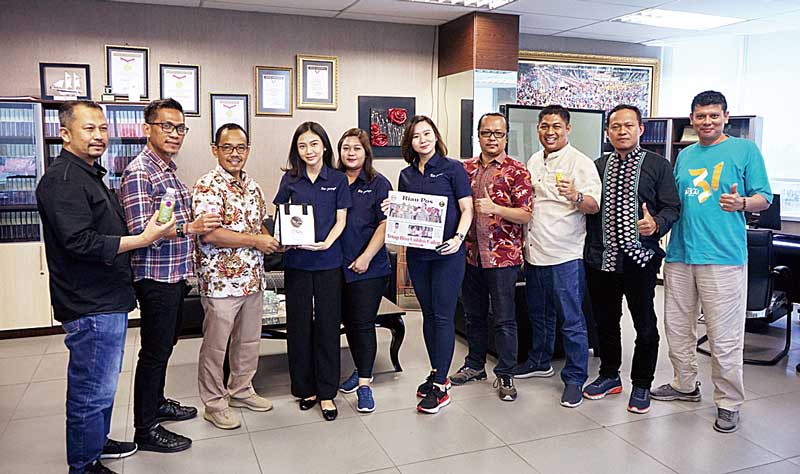 Marketing Communication dan Public Relation Re juve Devina Lolita (empat kiri), Head of Marketing Re juve Putri Victor (lima kanan), Strategic Partnership Re juve Vicka Muthia (lima kiri) berfoto bersama dengan Direktur Riau Pos Asmawi Ibrahim (tiga kiri)