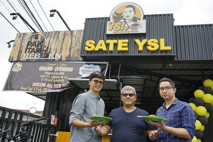 Yufrizal, pemilik Sate YSL (tengah), bersama Dandy Hullka (kiri) danÂ Eddu Bhakti Effendy (kanan) berada di depan outlet Sate YSL di warung kopi Pak Itam Reborn, Jalan Ababil, Sabtu (5/2/2022).