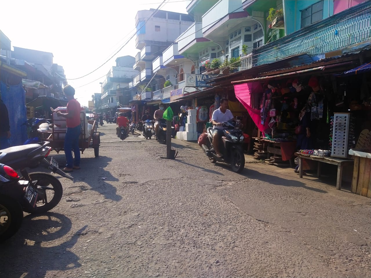 Jalan Sungai Juling, Kecamatan Tebingtinggi, Kabupaten Kepulauan Meranti kembali ditanami batang pohon nibung karena berlubang pasca beberapa kali dilakukan pemeliharaan oleh pemerintah setempat.
