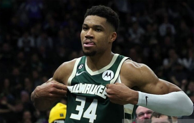 Bintang Milwaukee Bucks Giannis Antetokounmpo berselebrasi seusai mencetak angka melawan Washington Wizards dalam gim lanjutan NBA di Fiserv Forum, Wisconsin, Amerika Serikat, Selasa (3/1/2023) waktu setempat