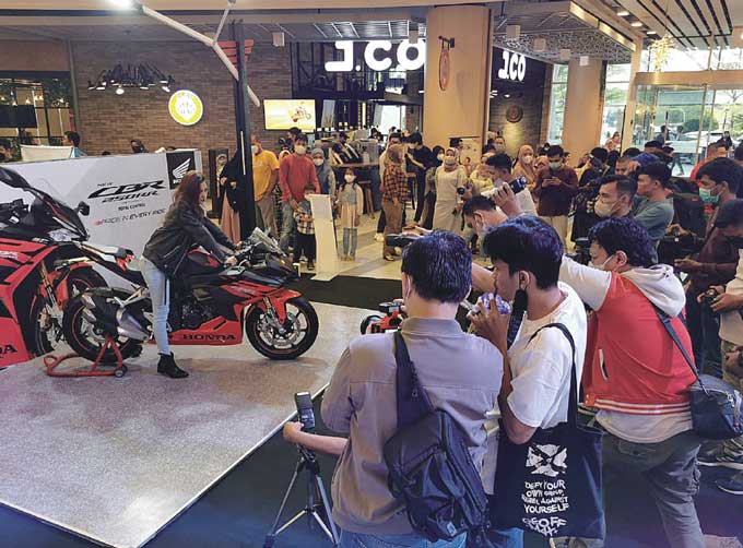 Antusias peserta Honda Sport photo contest saat mengambil moment poto terbaik di event Honda Sport Motoshow 2022 di Living World Pekanbaru, akhir pekan lalu.